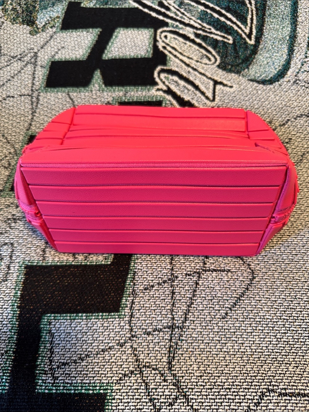 Parallelle Medium Carry-On Traveller Vibrant Hot Pink Zip Cosmetic Pouch - Picture 2 of 7